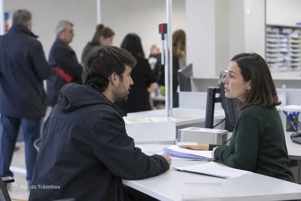 Foreign workers can claim unemployment benefits after meeting contribution and residency requirements | Ayuda Trámites